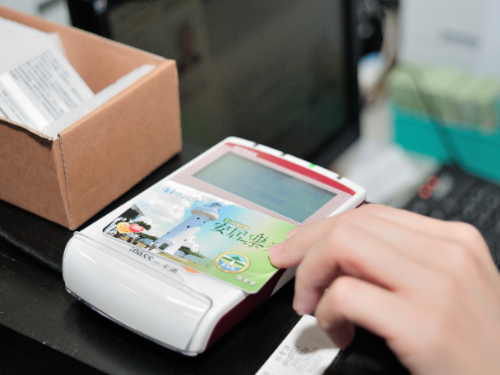 敬老卡開放補助搭乘火車及加碼補助服務有感 使用量大增116%及申請量大增180%