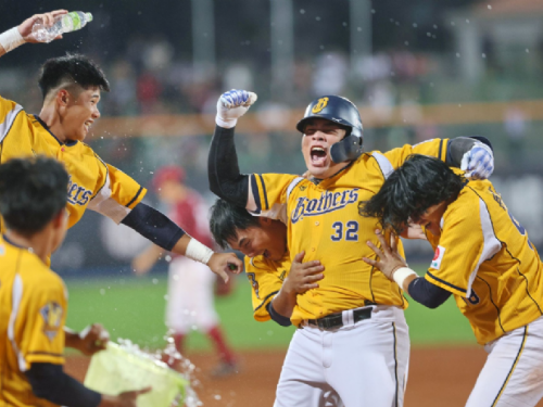 曾頌恩展現韌性 再見安打氣走樂天