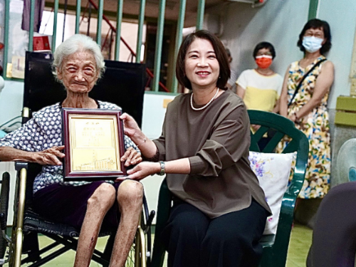 縣長周春米訪百歲人瑞 養生之道「能坐就不躺」