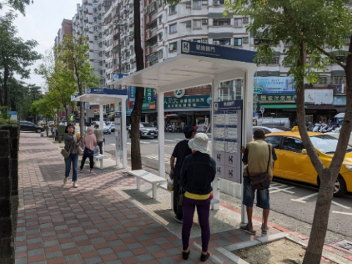 交通局新建50座公車候車亭及60座候車椅 提升候車環境品質