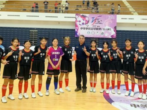 帶著課本上球場力爭2連霸 後勁國中女足隊六連勝踼進全國賽 盼各界協助支援比賽經費