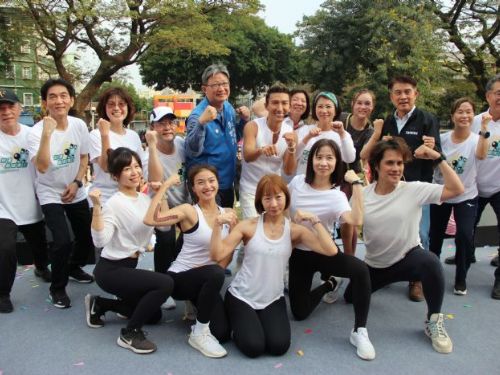 113全民運動會在屏東！ 「千人瑜珈」打頭陣暖身 藝人潘若迪帶周縣長跳有氧舞蹈