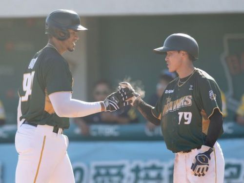 台鋼雄鷹洋砲魔鷹展現連續爆發力