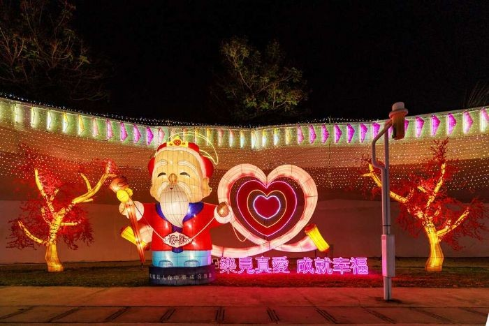 中台灣元宵燈會民政局「樂in LOVE」燈區搶先看!全台唯一5公尺高月老主燈 「最強戀愛之神」來加持 中台灣元宵燈會民政局「樂in LOVE」燈區搶先看!全台唯一5公尺高月老主燈 「最強戀愛之神」來加持